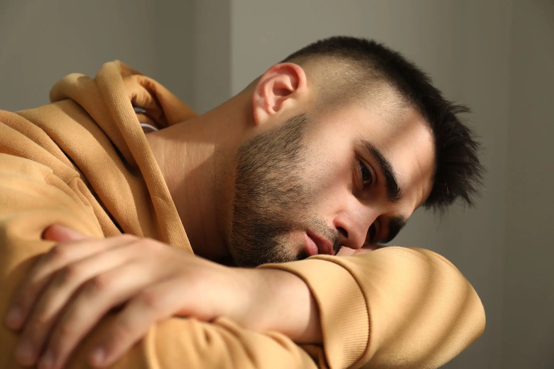 a young man struggles through cocaine withdrawal without professional help